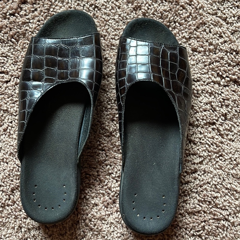 Mephisto sandal. Size 40 (9). Black croc type leather band.
